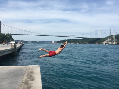 Sıcaktan Bunalan Kendini İstanbul Boğazı'nın Serin Sularına Bıraktı