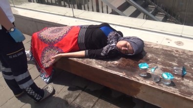 Taksim'de Kadın Turist Sıcaktan Bayıldı
