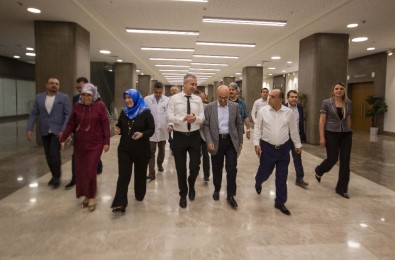 Vali Demirtaş, Adana Şehir Hastanesi Çalışanlarıyla İftar Yaptı