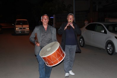 Vatandaşları Sahura Yöresel Türküler Eşliğinde Kaldırıyorlar
