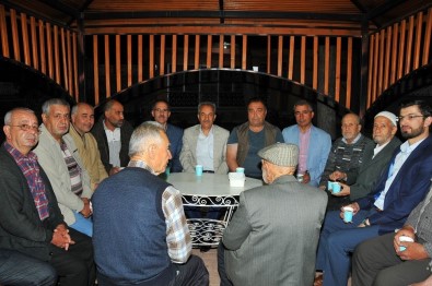 Akşehir Belediyesinin Teravih Sonrası Közde Çay İkramı Sürüyor