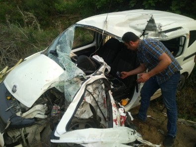 Beton Mikseri İle Hafif Ticari Araç Çarpıştı, 1 Kişi Öldü