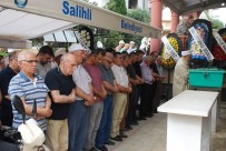 CELAL BAYAR ÜNIVERSITESI - Kamyonetin Çarptığı Emekli Doktor Son Yolculuğuna Uğurlandı