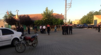 Köy Meydanında Silahlı Çatışma Açıklaması 2 Ölü, 8 Yaralı