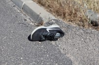 FıRAT ÜNIVERSITESI - Otomobilin Çarptığı Çocuk Öldü, Geriye Ayakkabıları Kaldı