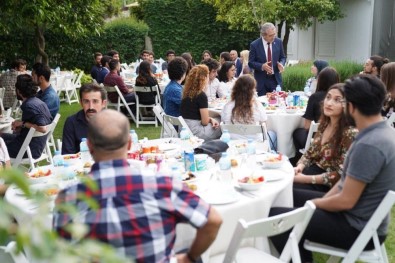 Rektör Budak Evindeki İftarda Öğrencileri Ağırladı