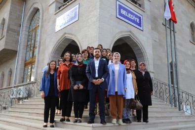 AK Parti Kadın Kolları Heyetinden Belediye Başkanı Arı'ya Ziyaret