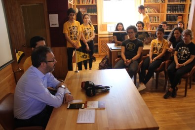 Bakan Kasapoğlu, İstanbul Erkek Lisesinde Öğrencilerle Buluştu