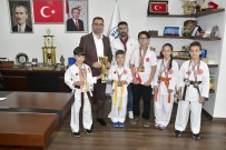 DÜNYA ŞAMPİYONU - Biga Belediyesi Karate Okulu Sporcularının Madalya Gururu