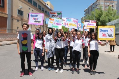 Diyarbakırlı Öğrenciler 'Trafikte Önce Yaya' Dedi