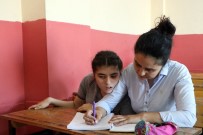 ÜNİVERSİTE ÖĞRENCİSİ - Engelli Çocuğunu Her Gün Kucağında Okula Götürüyor