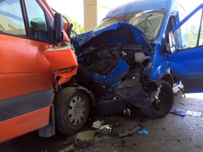 Esenler'de 2 Ticari Minibüs Kafa Kafaya Çarpıştı Açıklaması 2 Yaralı