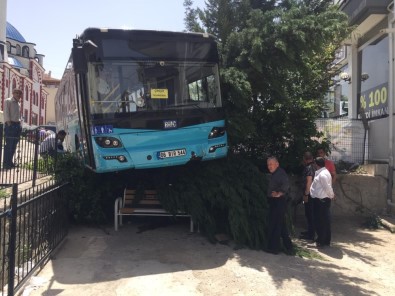 Freni Boşalan Halk Otobüsü Binaya Çarptı