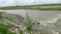 ÇEVRE KIRLILIĞI - Karasu Nehri'ne Atılan Çöpler Doğayı Ve Hayvanları Tehdit Ediyor