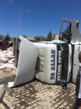 Kozluk'ta Yem Yüklü Tır Devrildi