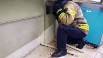 KURTARMA OPERASYONU - (Özel) Duvara Sıkışan Kediyi Kurtarma Operasyonu Kamerada
