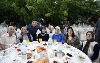 İFTAR YEMEĞİ - Tütüncü Çiftinden Komşularına İftar
