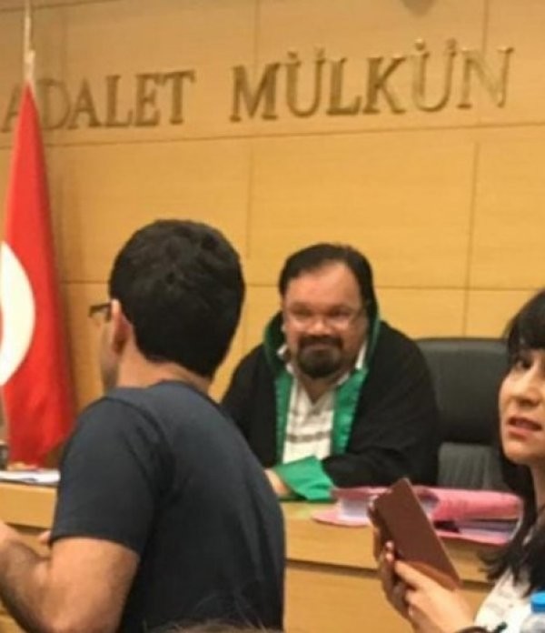 Avukatla hakim arasında 'etek boyu' tartışması