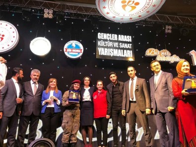 'Gençler Arası Şiir Okuma' Yarışmasında Türkiye Birincisi Ağrı'dan