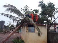 KASıRGA - Hindistan'da Fani Kasırgası 2 Can Aldı