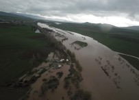 KARASU NEHRİ - Karasu Nehri Taştı, Tarım Arazileri Sular Altında Kaldı