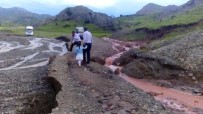 YAĞMURDAN SONRA - Oltu'da Sel Suları Yolları Tahrip Etti