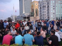AZERI - (Özel) Taksim'de Şarkı Söylen İranlı Turistler Büyük İlgi Gördü