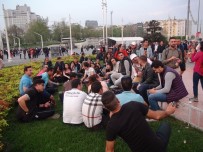 AZERI - Taksim'de Şarkı Söylen İranlı Turistler Büyük İlgi Gördü