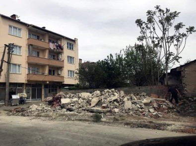 Yenişehir'de Metruk Binalar Yıkılıyor