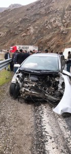 Yüksekova'da Tır İle Otomobil Çarpıştı Açıklaması 5 Yaralı