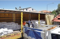 SOSYAL YARDıMLAŞMA VE DAYANıŞMA VAKFı - Besni'de İhtiyaç Sahibi Ailelere Yardım Paketi Dağıtılıyor