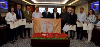 'Engelsiz Üniversite' Simgesi Turuncu Bayrak, Fakültelere Teslim Edildi