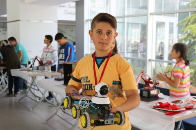 Köyden Taşımalı Eğitimle İlçe Merkezine Okula Gelen Bilim Kaşifleri Robot Fuarı Açtı