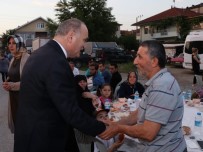 FARUK ÖZLÜ - Mahalle Sakinleri Başkan Özlü'yü Bağrına Bastı