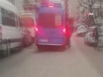 KAZIM KARABEKİR - Minibüsün Kapısından Sarkarak Yapılan Tehlikeli Yolculuk Kamerada