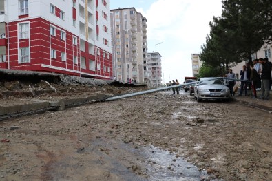 Sivas'ta Aşırı Yağış Sonrası Sitesinin İstinat Duvarı Çöktü