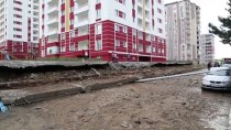 AYDINLATMA DİREĞİ - Sivas'ta Bahçe Duvarı Çöktü