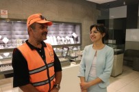 TEMİZLİK İŞÇİSİ - Temizlik İşçisi, Yolda Bulduğu Altını Sahibine Teslim Etti