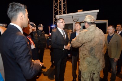 Vali Memiş Mehmetçik'in Sofrasında İftar Açtı