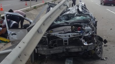 Bariyere Altına Giren Otomobilin Hurdaya Döndü Açıklaması 5 Yaralı