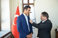 İMAM HATİP LİSESİ - Başkan Uçar, Dünya Birincisi Hafız Ebubekir'e Tam Altın Hediye Etti