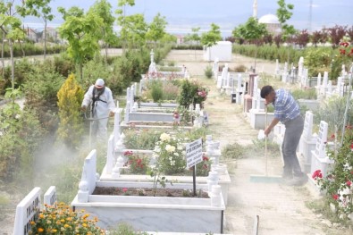 Burdur'da Mezarlıklara Bayram Bakımı