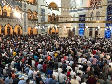 Büyük Çamlıca Camii Kadir Gecesi'nde Doldu Taştı