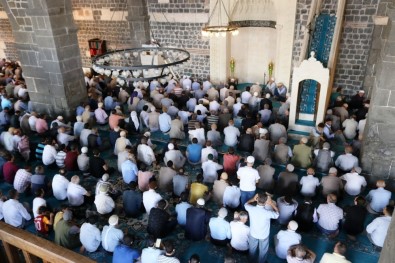Diyarbakır'da Ramazan Ayının Son Cuması Kılındı