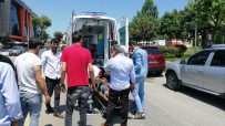 LÜKS OTOMOBİL - Düzce'de Lüks Otomobile Çarpan Motorun Sürücüsü Hastanelik Oldu