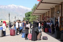 HAFTA SONU TATİLİ - Erzincan'da Bayram Dolayısıyla Trenlerdeki Doluluk Oranı Yüzde Yüze Ulaştı