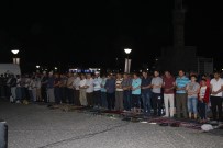 İzmirliler Kadir Gecesi'nde Konak Meydanı'na Akın Etti