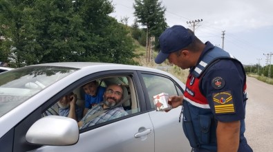 Jandarma Trafik Denetiminde Kandil Simidi Dağıttı