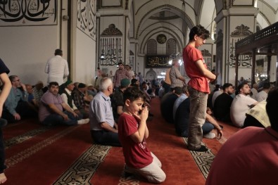 Kadir Gecesi'nde Bursalılar Ulu Cami'ye Akın Etti
