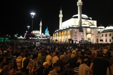 Kadir Gecesinde Mevlana Meydanı'nda Binler Buluştu